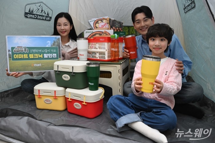 이마트가 9일 오전 서울 중구 이마트 청계점에서 캠핑용품과 먹거리를 최대 50% 할인하는 '봄 나들이 캠크닉 특가전'을 선보이고 있다. 이번 특가전은 신규 브랜드 '시티 피크닉'도 함께 소개되며 관련 혜택은 이달 15일까지 진행된다. 사진=강민석 기자 kms@newsway.co.kr