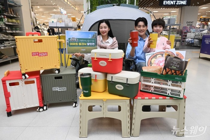 이마트가 9일 오전 서울 중구 이마트 청계점에서 캠핑용품과 먹거리를 최대 50% 할인하는 '봄 나들이 캠크닉 특가전'을 선보이고 있다. 이번 특가전에서는 신규 브랜드 '시티 피크닉'도 함께 소개되며, 관련 혜택은 이달 15일까지 진행된다. 사진=강민석 기자 kms@newsway.co.kr