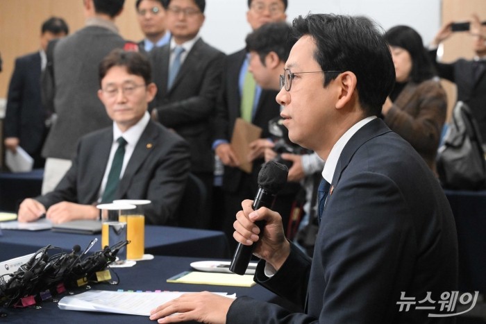 배경훈 부총리 겸 과학기술정보통신부 장관이 9일 오후 서울 강남구 한국과학기술회관에서 열린 통신3사 CEO 간담회에서 모두발언을 하고 있다. 사진=강민석 기자 kms@newsway.co.kr