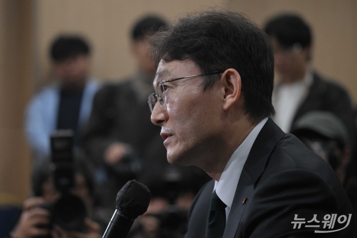 박윤영 KT 대표가 9일 오후 서울 강남구 한국과학기술회관에서 열린 통신3사 CEO 간담회에서 발언을 하고 있다. 사진=강민석 기자 kms@newsway.co.kr