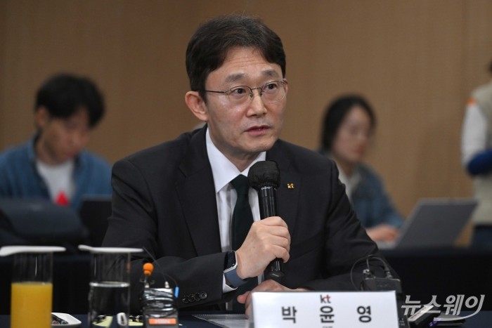 박윤영 KT 대표가 9일 오후 서울 강남구 한국과학기술회관에서 열린 통신3사 CEO 간담회에서 발언을 하고 있다. 사진=강민석 기자 kms@newsway.co.kr
