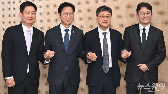 배경훈 부총리 겸 과학기술정보통신부 장관을 비롯한 참석자들이 9일 오후 서울 강남구 한국과학기술회관에서 열린 통신3사 CEO 간담회에 앞서 기념촬영을 하고 있다. (왼쪽부터)홍범식 LG유플러스 대표, 배 부총리, 정재헌 SKT 대표, 박윤영 KT 대표. 사진=강민석 기자 kms@newsway.co.kr