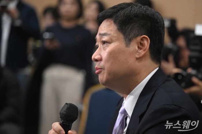 홍범식 LG유플러스 대표가 9일 오후 서울 강남구 한국과학기술회관에서 열린 통신3사 CEO 간담회에서 발언을 하고 있다. 사진=강민석 기자 kms@newsway.co.kr