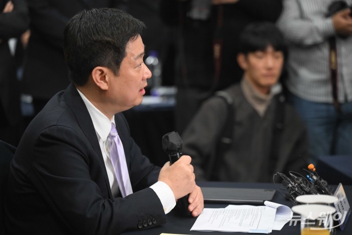 홍범식 LG유플러스 대표가 9일 오후 서울 강남구 한국과학기술회관에서 열린 통신3사 CEO 간담회에서 발언을 하고 있다. 사진=강민석 기자 kms@newsway.co.kr