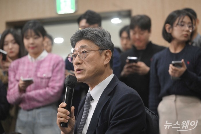 정재헌 SKT 대표가 9일 오후 서울 강남구 한국과학기술회관에서 열린 통신3사 CEO 간담회에서 발언을 하고 있다. 사진=강민석 기자 kms@newsway.co.kr