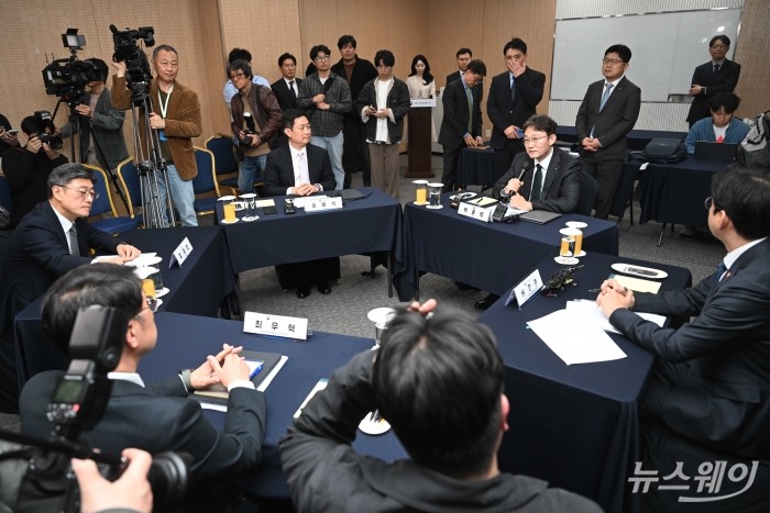 박윤영 KT 대표가 9일 오후 서울 강남구 한국과학기술회관에서 열린 통신3사 CEO 간담회에서 발언을 하고 있다. 사진=강민석 기자 kms@newsway.co.kr