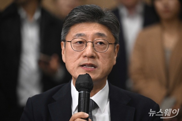 정재헌 SKT 대표가 9일 오후 서울 강남구 한국과학기술회관에서 열린 통신3사 CEO 간담회에서 발언을 하고 있다. 사진=강민석 기자 kms@newsway.co.kr