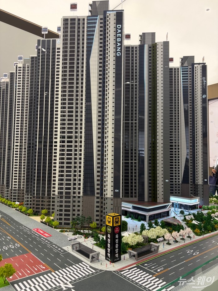 대방건설이 경기도 양주시 옥정동에 공급하는 '옥정중앙역디에트르' 모형도. 사진=박상훈 기자