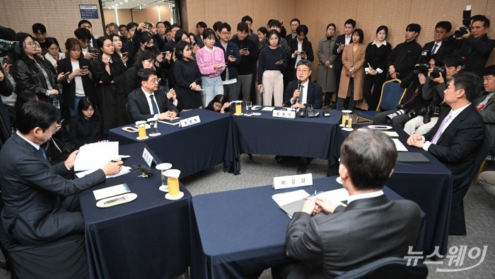 박윤영 KT 대표가 9일 오후 서울 강남구 한국과학기술회관에서 열린 통신3사 CEO 간담회에서 발언을 하고 있다. 사진=강민석 기자 kms@newsway.co.kr