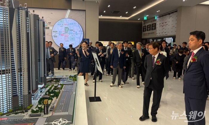 구교윤 대방건설 회장과 윤대인 대방산업개발 대표가 '옥정중앙역디에트르' 내부 모형도를 살펴보고 있다. 사진=박상훈 기자