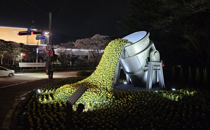 조형물이 설치된 백운아트홀 사거리 야간 전경