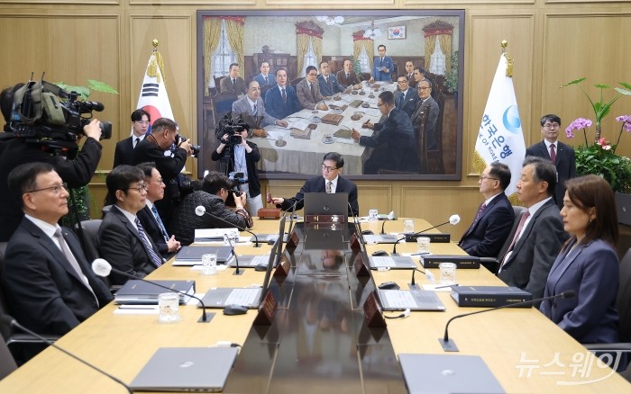 한은, 기준금리 2.50% '동결'···'중동發' 성장률·물가 전망 동반 악화