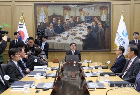 마지막 금통위 주재하는 이창용 한은 총재