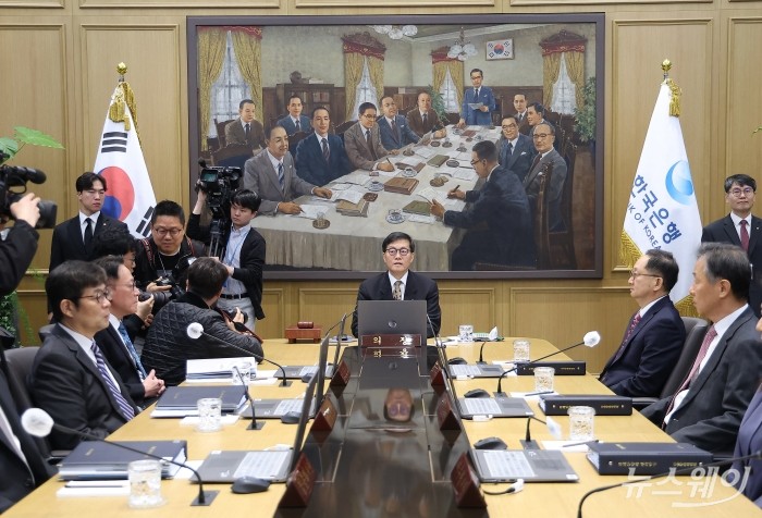 마지막 금통위 주재하는 이창용 한은 총재