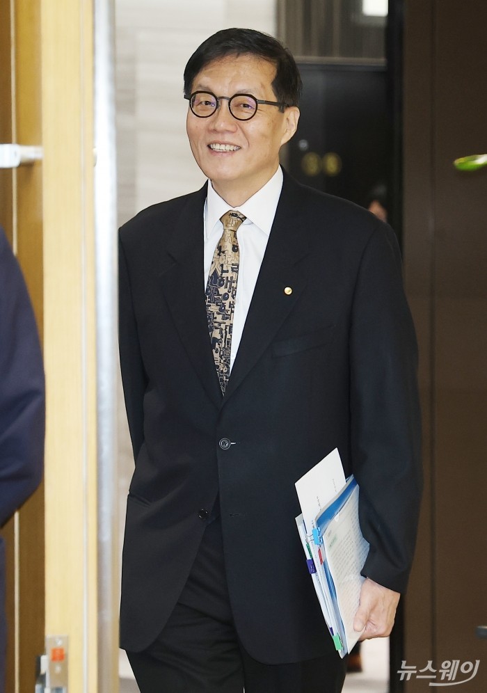 이창용 한국은행 총재가 10일 오전 서울 중구 한국은행 본관에서 열린 금융통화위원회 본회의에 미소를 머금고 자리로 이동하고 있다. 사진=사진공동취재단