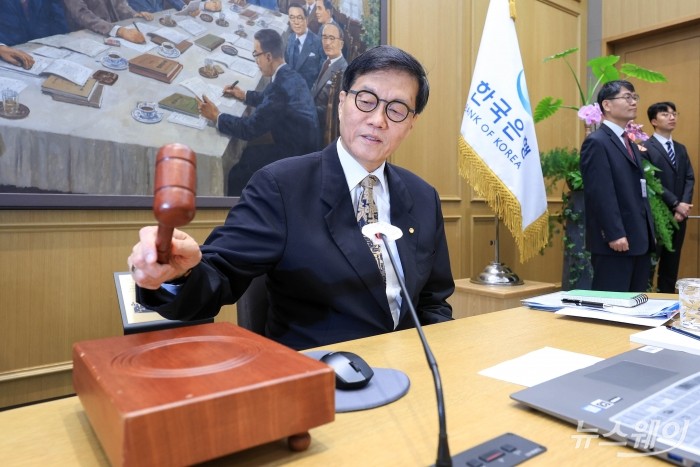 이창용 한국은행 총재가 10일 오전 서울 중구 한국은행 본관에서 열린 금융통화위원회 본회의에서 의사봉을 두드리고 있다. 사진=사진공동취재단