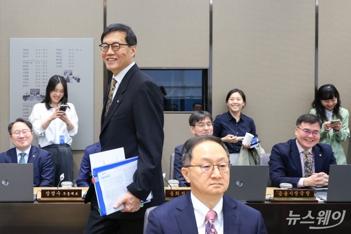이창용 한국은행 총재가 10일 오전 서울 중구 한국은행 본관에서 열린 금융통화위원회 본회의에 미소를 머금고 자리로 이동하고 있다. 사진=사진공동취재단
