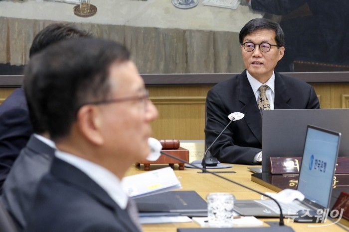 이창용 한국은행 총재가 10일 오전 서울 중구 한국은행 본관에서 열린 금융통화위원회 본회의에서 회의를 주재 하고 있다. 사진=사진공동취재단