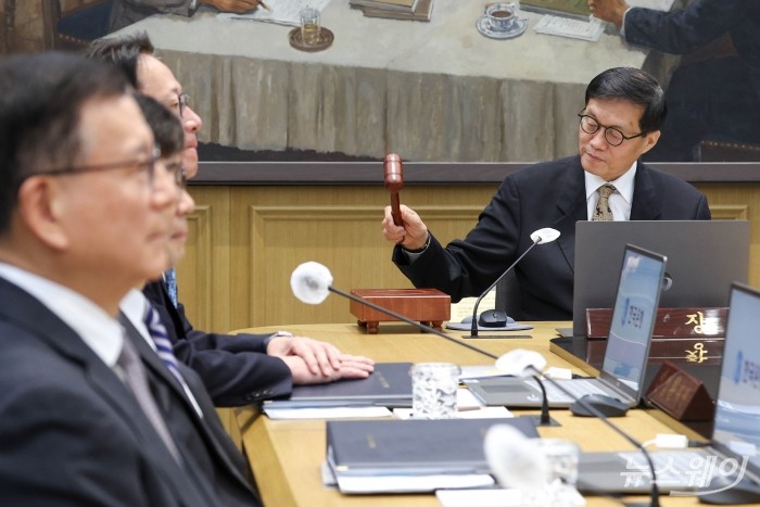 이창용 한국은행 총재가 10일 오전 서울 중구 한국은행 본관에서 열린 금융통화위원회 본회의에서 의사봉을 두드리고 있다. 사진=사진공동취재단