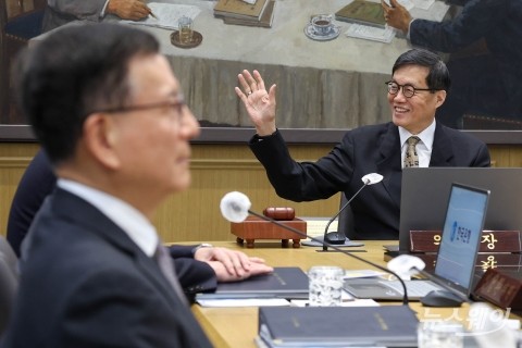 미소 머금고 '마지막 금통위' 주재하는 이창용 한은 총재