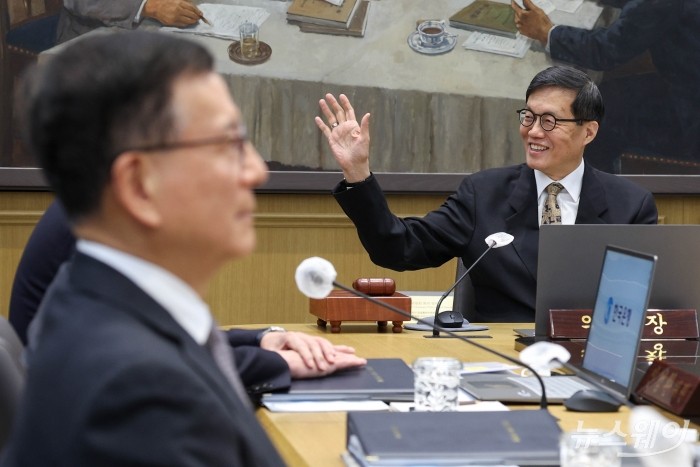 미소 머금고 '마지막 금통위' 주재하는 이창용 한은 총재