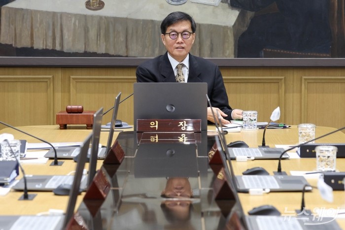 이창용 한국은행 총재가 10일 오전 서울 중구 한국은행 본관에서 열린 금융통화위원회 본회의에서 회의를 주재 하고 있다. 사진=사진공동취재단