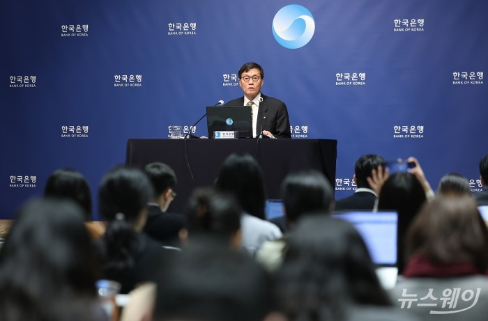 이창용 한국은행 총재가 10일 오전 서울 중구 한국은행 본관에서 열린 통화정책방향 기자간담회에서 발언하고 있다. 사진=사진공동취재단