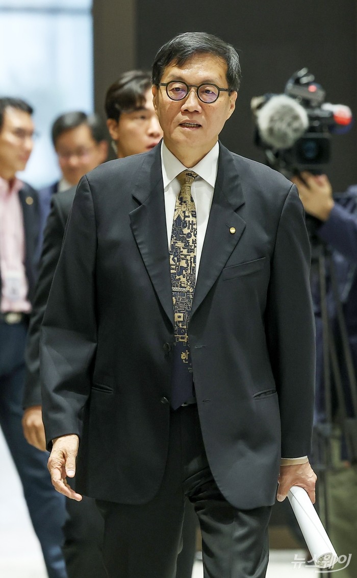 이창용 한국은행 총재가 10일 오전 서울 중구 한국은행 본관에서 열린 통화정책방향 기자간담회에 참석하기 위해 자리로 향하고 있다. 사진=사진공동취재단
