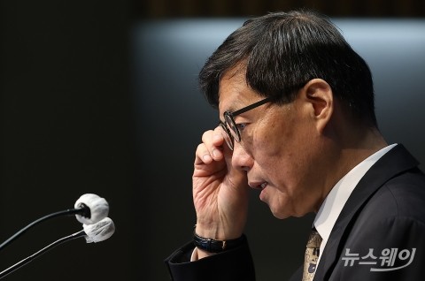 임기 만료 앞둔 이창용 한은 총재 "환율 안정화에 트럼프가 안도와줘"