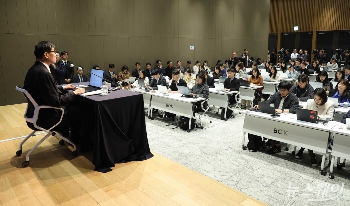이창용 한국은행 총재가 10일 오전 서울 중구 한국은행 본관에서 열린 통화정책방향 기자간담회에서 발언하고 있다. 사진=사진공동취재단