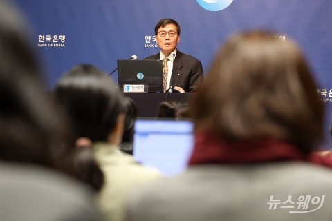 이창용 마지막 금통위"중동 사태로 금리 논의 일러···스태그플레이션은 시기상조"