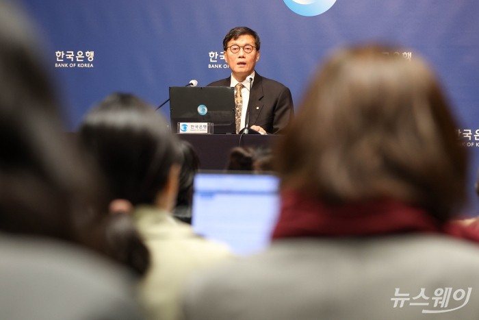 이창용 마지막 금통위"중동 사태로 금리 논의 일러···스태그플레이션은 시기상조"