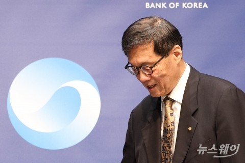 마지막 통화정책방향 발표 향하는 이창용 한은 총재