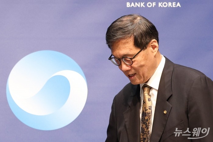 이창용 한국은행 총재가 10일 오전 서울 중구 한국은행 본관에서 열린 통화정책방향 기자간담회에 참석하기 위해 자리로 향하고 있다. 사진=사진공동취재단