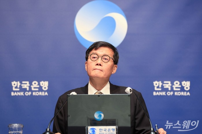 이창용 한국은행 총재가 10일 오전 서울 중구 한국은행 본관에서 열린 통화정책방향 기자간담회에서 취재진의 질문을 경청하고 있다. 사진=사진공동취재단