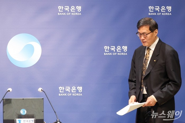 이창용 한국은행 총재가 10일 오전 서울 중구 한국은행 본관에서 열린 통화정책방향 기자간담회에 참석하기 위해 자리로 향하고 있다. 사진=사진공동취재단