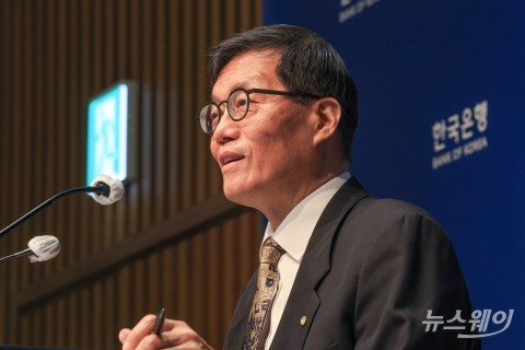 한은 떠나는 이창용···"끊임없는 시험대 올라, 중앙은행 발전 기원"