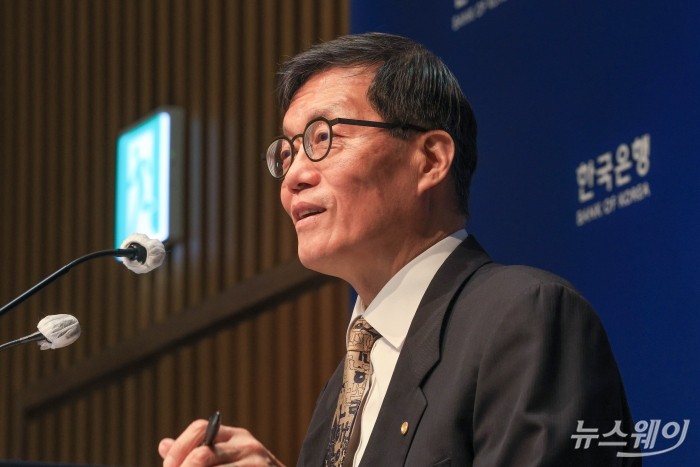 이창용 한국은행 총재가 10일 오전 서울 중구 한국은행에서 열린 통화정책방향 기자간담회에서 취재진 질문에 답변하고 있다. 사진=사진공동취재단