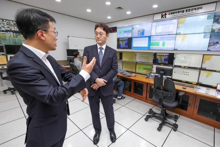 KT 박윤영 대표가 KT국제통신센터의 국제해저케이블 통합관제센터에서 국제해저케이블 데이터 트래픽 운용 상황 점검하고 있다. 사진=KT