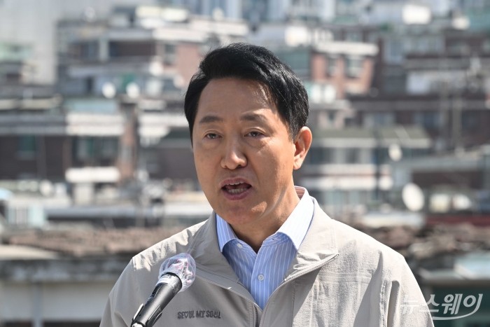 오세훈 서울시장이 13일 오전 서울 마포구 아현1구역 공공재개발 현장을 찾아 '서울형 공공참여 주택사업' 추진 방안을 발표하고 있다. 사진=강민석 기자 kms@newsway.co.kr