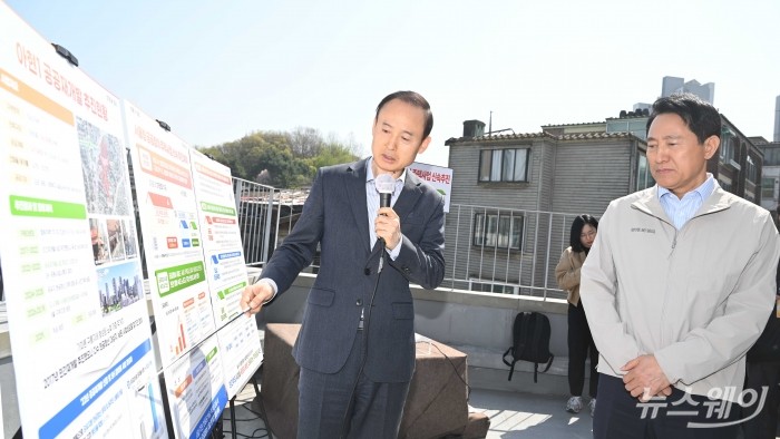 오세훈 서울시장이 13일 오전 서울 마포구 아현1구역 공공재개발 현장을 찾아 관계자로부터 추진현황을 경청하고 있다. 사진=강민석 기자 kms@newsway.co.kr