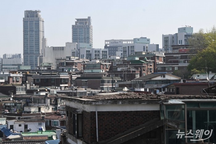 서울시가 '서울형 공공참여 주택사업' 도입 방침을 밝힌 13일 오전 서울 마포구 아현1구역 공공재개발 현장이 보이고 있다. 사진=강민석 기자 kms@newsway.co.kr