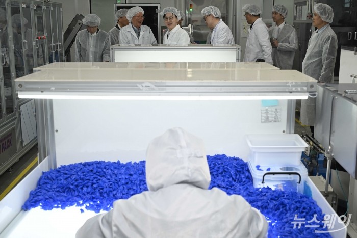 김정관 산업통상자원부 장관이 13일 오후 경기 안산시 에이디켐테크 본사에서 석유화학 중간제품인 의료용품 원료 수급 상황을 점검하고 있다. 사진=강민석 기자 kms@newsway.co.kr