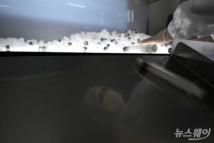 미국과 이란 간 종전 협상이 결렬되며 중동산 원유와 생필품 원재료 수급 불확실성이 커진 13일 오후 경기 안산시 에이디켐테크 본사에서 직원이 석유화학 중간제품 중 하나인 의료용품 원료를 점검하고 있다. 사진=강민석 기자 kms@newsway.co.kr