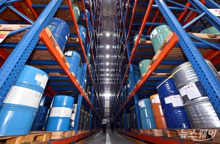 미국과 이란 간 종전 협상이 결렬되며 중동산 원유와 생필품 원재료 수급 불확실성이 커진 13일 오후 경기 안산시 SP삼화 공장에 페인트 제품들이 적재돼 있다. 사진=강민석 기자 kms@newsway.co.kr