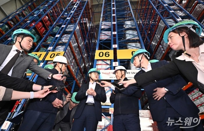 김정관 산업통상부 장관이 13일 오후 경기 안산시 SP삼화 공장을 찾아 석화중간제품 중 하나인 페인트 수급을 점검하고 있다. 사진=강민석 기자 kms@newsway.co.kr