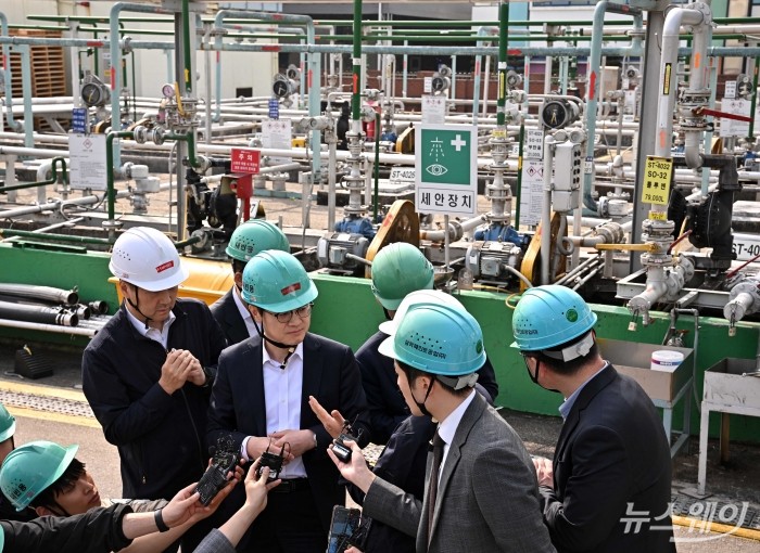 김정관 산업통상부 장관이 13일 오후 경기 안산시 SP삼화 공장을 찾아 석화중간제품 중 하나인 페인트 수급을 점검하고 있다. 사진=강민석 기자 kms@newsway.co.kr