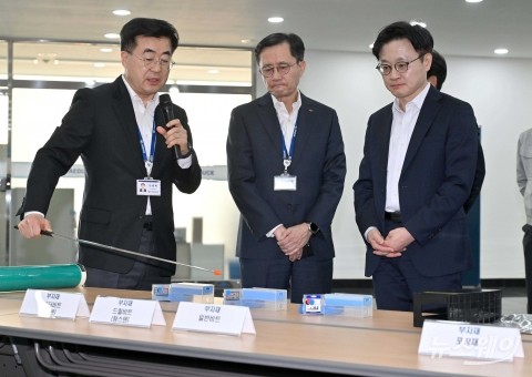 김정관 산업장관, 반도체 PCB 기판 원자재 수급 점검