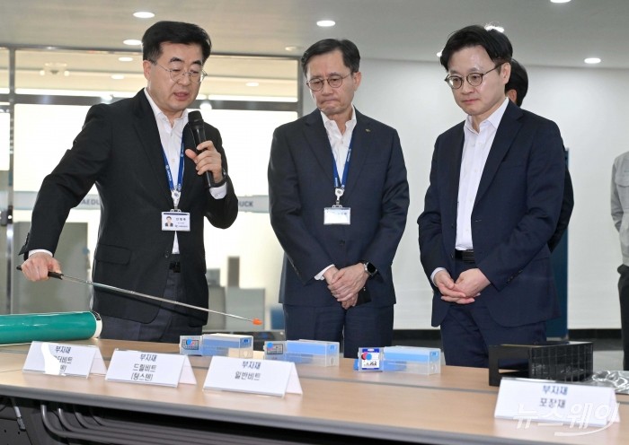 김정관 산업통상부 장관이 13일 오후 경기 안산시 대덕전자 본사를 찾아 반도체 PCB 기판 원자재 수급 현황을 점검하고 있다. 사진=강민석 기자 kms@newsway.co.kr