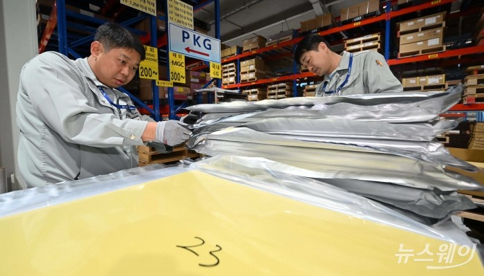 미국과 이란 간 종전 협상이 결렬되며 중동산 원유와 생필품 원재료 수급 불확실성이 커진 13일 오후 경기 안산시 대덕전자 본사에서 직원들이 석유화학 중간제품 중 하나인 반도체 PCB 기판 제작에 필요한 원자재 출고 작업을 하고 있다. 사진=강민석 기자 kms@newsway.co.kr